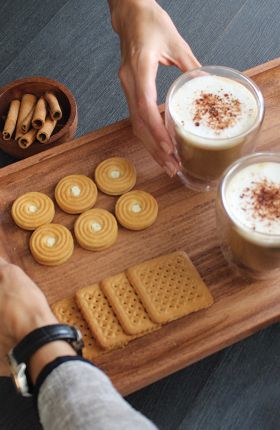 Rechteckiges Serviertablett mit Griff